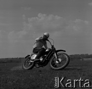 Lata 60., Warszawa, Polska.
Zawody motocrossowe.
Fot. Marek Zürn, zbiory Fundacji Ośrodka KARTA