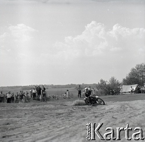 Lata 60., Warszawa, Polska.
Zawody motocrossowe.
Fot. Marek Zürn, zbiory Fundacji Ośrodka KARTA