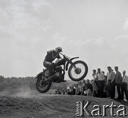 Lata 60., Warszawa, Polska.
Zawody motocrossowe.
Fot. Marek Zürn, zbiory Fundacji Ośrodka KARTA
