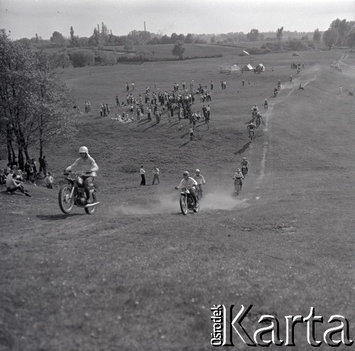 Lata 60., Warszawa, Polska.
Zawody motocrossowe.
Fot. Marek Zürn, zbiory Fundacji Ośrodka KARTA