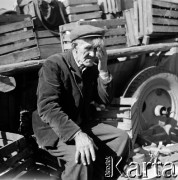 Lata 60., Warszawa, Polska.
Targowisko na ulicy Marymonckiej.
Fot. Marek Zürn, zbiory Fundacji Ośrodka KARTA