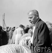 Lata 60., Warszawa, Polska.
Targowisko na ulicy Marymonckiej.
Fot. Marek Zürn, zbiory Fundacji Ośrodka KARTA