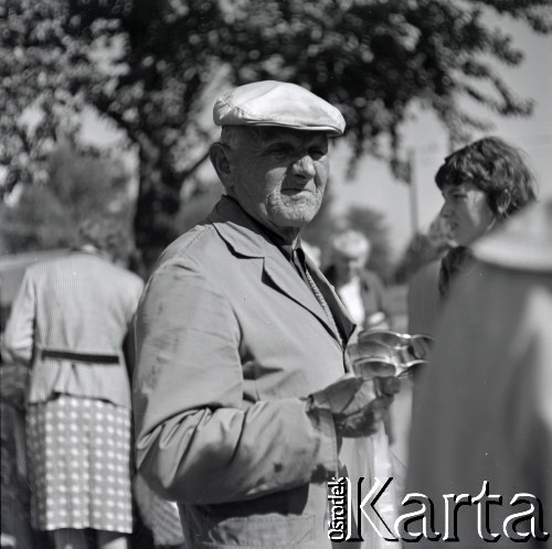 Lata 60., Warszawa, Polska.
Targowisko na ulicy Marymonckiej.
Fot. Marek Zürn, zbiory Fundacji Ośrodka KARTA