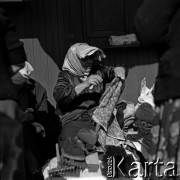 Lata 60., Warszawa, Polska.
Targowisko na ulicy Marymonckiej.
Fot. Marek Zürn, zbiory Fundacji Ośrodka KARTA