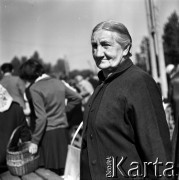 Lata 60., Warszawa, Polska.
Targowisko na ulicy Marymonckiej.
Fot. Marek Zürn, zbiory Fundacji Ośrodka KARTA