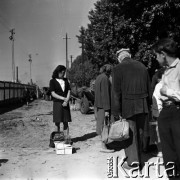 Lata 60., Warszawa, Polska.
Targowisko na ulicy Marymonckiej.
Fot. Marek Zürn, zbiory Fundacji Ośrodka KARTA