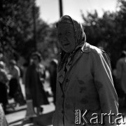 Lata 60., Warszawa, Polska.
Targowisko na ulicy Marymonckiej.
Fot. Marek Zürn, zbiory Fundacji Ośrodka KARTA