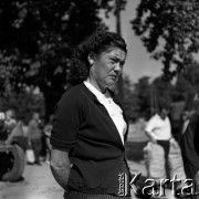 Lata 60., Warszawa, Polska.
Targowisko na ulicy Marymonckiej.
Fot. Marek Zürn, zbiory Fundacji Ośrodka KARTA