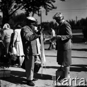 Lata 60., Warszawa, Polska.
Targowisko na ulicy Marymonckiej.
Fot. Marek Zürn, zbiory Fundacji Ośrodka KARTA