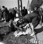 Lata 60., Warszawa, Polska.
Targowisko na ulicy Marymonckiej.
Fot. Marek Zürn, zbiory Fundacji Ośrodka KARTA