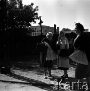 Lata 60., Warszawa, Polska.
Targowisko na ulicy Marymonckiej.
Fot. Marek Zürn, zbiory Fundacji Ośrodka KARTA