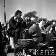 Lata 60., Warszawa, Polska.
Targowisko na ulicy Marymonckiej.
Fot. Marek Zürn, zbiory Fundacji Ośrodka KARTA