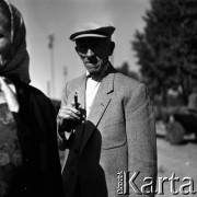 Lata 60., Warszawa, Polska.
Targowisko na ulicy Marymonckiej.
Fot. Marek Zürn, zbiory Fundacji Ośrodka KARTA