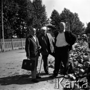 Lata 60., Warszawa, Polska.
Targowisko na ulicy Marymonckiej.
Fot. Marek Zürn, zbiory Fundacji Ośrodka KARTA