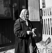 Lata 60., Warszawa, Polska.
Targowisko na ulicy Marymonckiej.
Fot. Marek Zürn, zbiory Fundacji Ośrodka KARTA