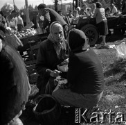 Lata 60., Warszawa, Polska.
Targowisko na ulicy Marymonckiej.
Fot. Marek Zürn, zbiory Fundacji Ośrodka KARTA