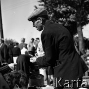 Lata 60., Warszawa, Polska.
Targowisko na ulicy Marymonckiej.
Fot. Marek Zürn, zbiory Fundacji Ośrodka KARTA