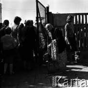 Lata 60., Warszawa, Polska.
Targowisko na ulicy Marymonckiej.
Fot. Marek Zürn, zbiory Fundacji Ośrodka KARTA