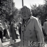 Lata 60., Warszawa, Polska.
Targowisko na ulicy Marymonckiej.
Fot. Marek Zürn, zbiory Fundacji Ośrodka KARTA