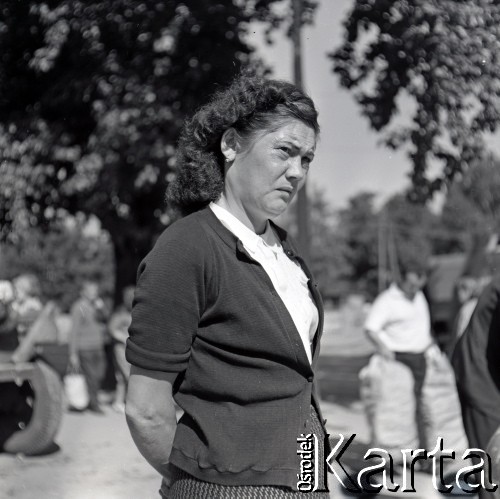 Lata 60., Warszawa, Polska.
Targowisko na ulicy Marymonckiej.
Fot. Marek Zürn, zbiory Fundacji Ośrodka KARTA