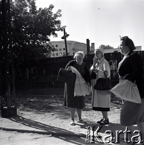 Lata 60., Warszawa, Polska.
Targowisko na ulicy Marymonckiej.
Fot. Marek Zürn, zbiory Fundacji Ośrodka KARTA