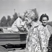 Lata 60., Warszawa, Polska.
Targowisko na ulicy Marymonckiej.
Fot. Marek Zürn, zbiory Fundacji Ośrodka KARTA