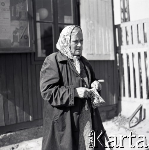 Lata 60., Warszawa, Polska.
Targowisko na ulicy Marymonckiej.
Fot. Marek Zürn, zbiory Fundacji Ośrodka KARTA