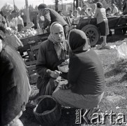 Lata 60., Warszawa, Polska.
Targowisko na ulicy Marymonckiej.
Fot. Marek Zürn, zbiory Fundacji Ośrodka KARTA