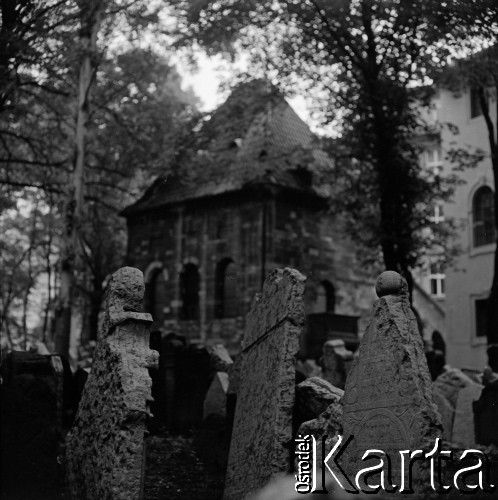 Lata 60., Kraków, Polska.
Remuh - cmentarz żydowski na krakowskim Kazimierzu.
Fot. Marek Zürn, zbiory Fundacji Ośrodka KARTA