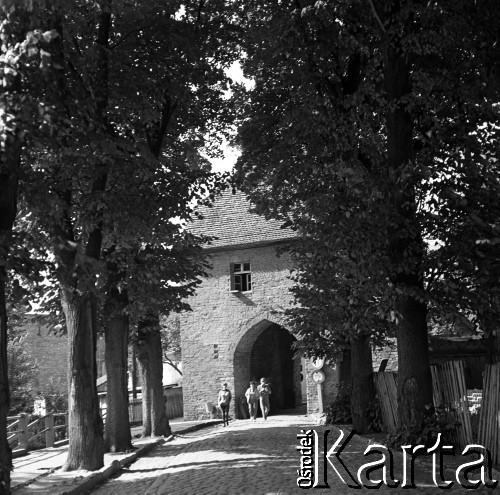 Lata 60., Łagów, Polska.
Zabudowania zamku joannitów.
Fot. Marek Zürn, zbiory Fundacji Ośrodka KARTA