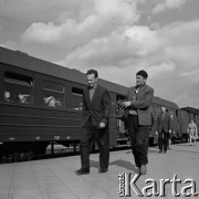 1964, Warszawa, Polska.
Dworzec Gdański, n/z podróżni na peronie.
Fot. Marek Zürn, zbiory Fundacji Ośrodka KARTA