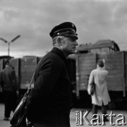 1964, Warszawa, Polska.
Dworzec Gdański, n/z kolejarz.
Fot. Marek Zürn, zbiory Fundacji Ośrodka KARTA