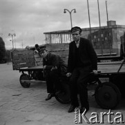1964, Warszawa, Polska.
Dworzec Gdański, n/z bagażowi.
Fot. Marek Zürn, zbiory Fundacji Ośrodka KARTA
