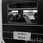 1964, Warszawa, Polska.
Dworzec Gdański, n/z pasażerowie w pociągu do Modlina.
Fot. Marek Zürn, zbiory Fundacji Ośrodka KARTA
