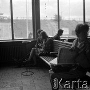 1964, Warszawa, Polska.
Dworzec Gdański, n/z poczekalnia dworcowa.
Fot. Marek Zürn, zbiory Fundacji Ośrodka KARTA