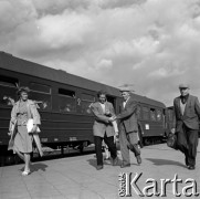 1964, Warszawa, Polska.
Dworzec Gdański, n/z podróżni na peronie.
Fot. Marek Zürn, zbiory Fundacji Ośrodka KARTA