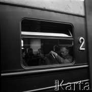 1964, Warszawa, Polska.
Dworzec Gdański, n/z pasażerowie w oknie pociągu.
Fot. Marek Zürn, zbiory Fundacji Ośrodka KARTA