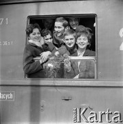 1964, Warszawa, Polska.
Dworzec Gdański, n/z pasażerowie w oknie pociągu.
Fot. Marek Zürn, zbiory Fundacji Ośrodka KARTA