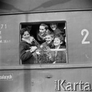 1964, Warszawa, Polska.
Dworzec Gdański, n/z pasażerowie w oknie pociągu.
Fot. Marek Zürn, zbiory Fundacji Ośrodka KARTA