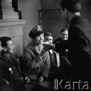 1964, Warszawa, Polska.
Dworzec Gdański, n/z pasażerowie (m.in. żołnierze na przepustce) w poczekalni dworcowej.
Fot. Marek Zürn, zbiory Fundacji Ośrodka KARTA