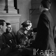 1964, Warszawa, Polska.
Dworzec Gdański, n/z pasażerowie (m.in. żołnierze na przepustce) w poczekalni dworcowej.
Fot. Marek Zürn, zbiory Fundacji Ośrodka KARTA