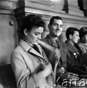 1964, Warszawa, Polska.
Dworzec Gdański, n/z pasażerowie (m.in. żołnierze na przepustce) w poczekalni dworcowej.
Fot. Marek Zürn, zbiory Fundacji Ośrodka KARTA