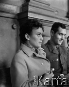 1964, Warszawa, Polska.
Dworzec Gdański, n/z pasażerowie (m.in. żołnierze na przepustce) w poczekalni dworcowej.
Fot. Marek Zürn, zbiory Fundacji Ośrodka KARTA
