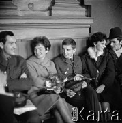 1964, Warszawa, Polska.
Dworzec Gdański, n/z pasażerowie (m.in. żołnierze na przepustce) w poczekalni dworcowej.
Fot. Marek Zürn, zbiory Fundacji Ośrodka KARTA