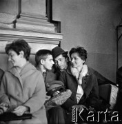 1964, Warszawa, Polska.
Dworzec Gdański, n/z pasażerowie (m.in. żołnierze na przepustce) w poczekalni dworcowej.
Fot. Marek Zürn, zbiory Fundacji Ośrodka KARTA