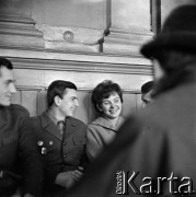 1964, Warszawa, Polska.
Dworzec Gdański, n/z pasażerowie (m.in. żołnierze na przepustce) w poczekalni dworcowej.
Fot. Marek Zürn, zbiory Fundacji Ośrodka KARTA