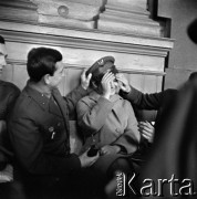 1964, Warszawa, Polska.
Dworzec Gdański, n/z pasażerowie (m.in. żołnierze na przepustce) w poczekalni dworcowej.
Fot. Marek Zürn, zbiory Fundacji Ośrodka KARTA