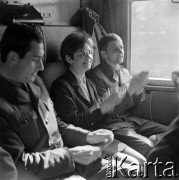 1964, Warszawa, Polska.
Dworzec Gdański, n/z pasażerowie (m.in. żołnierze na przepustce) w przedziale pociągu.
Fot. Marek Zürn, zbiory Fundacji Ośrodka KARTA