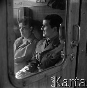 1964, Warszawa, Polska.
Dworzec Gdański, n/z pasażerowie (m.in. żołnierze na przepustce) w przedziale pociągu.
Fot. Marek Zürn, zbiory Fundacji Ośrodka KARTA