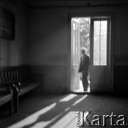Lata 60., Warszawa, Polska.
Stacja PKP Warszawa Targówek, n/z wejście do poczekalni dworcowej.
Fot. Marek Zürn, zbiory Fundacji Ośrodka KARTA
